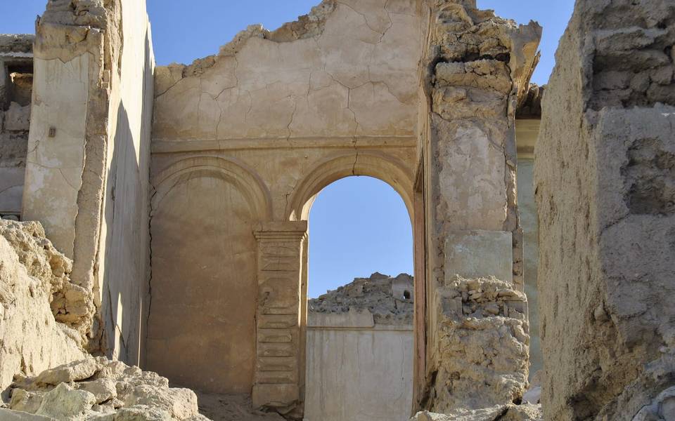 أقواس وجدران أثرية من الطين في واحة الأحساء