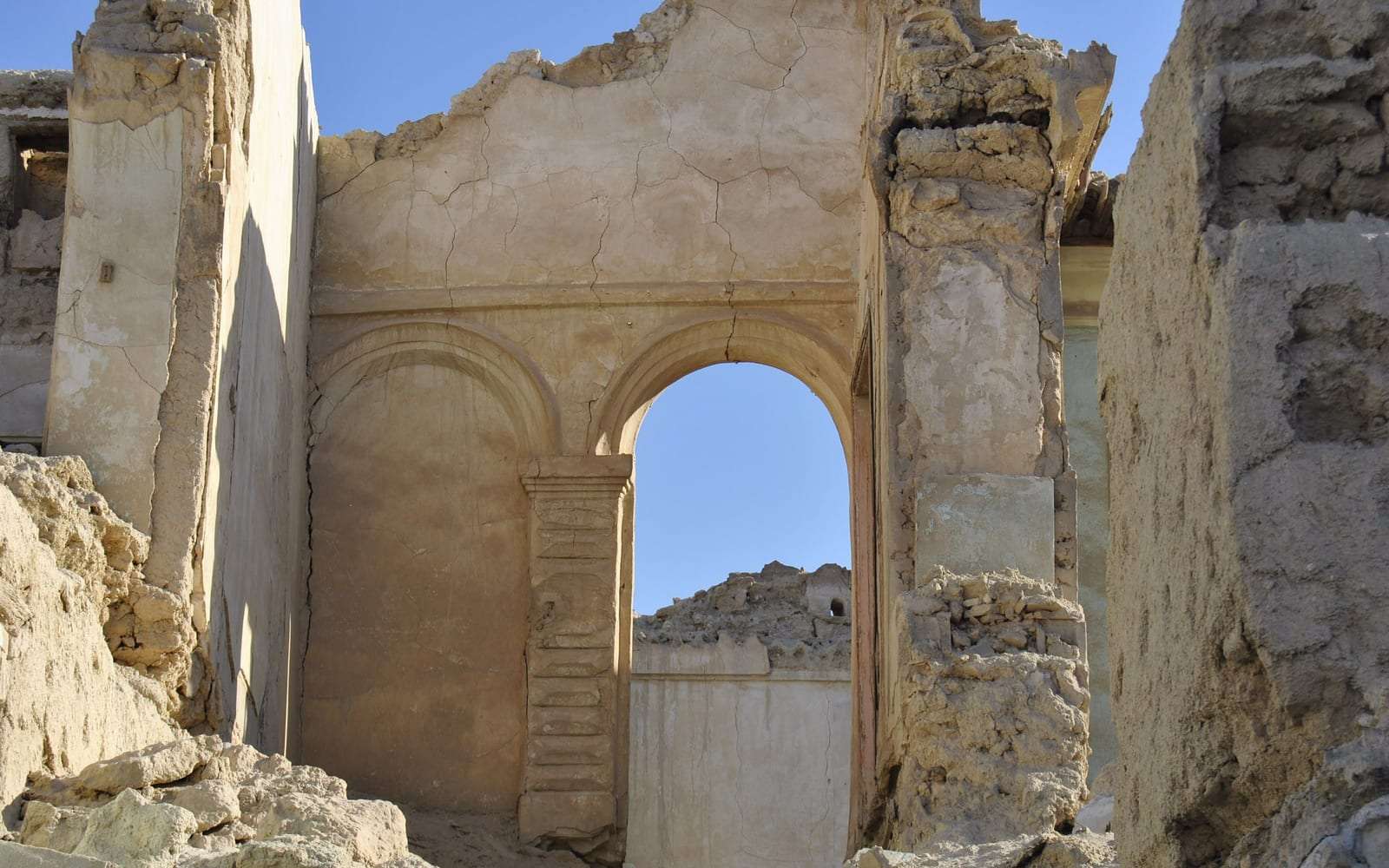 أقواس وجدران أثرية من الطين في واحة الأحساء