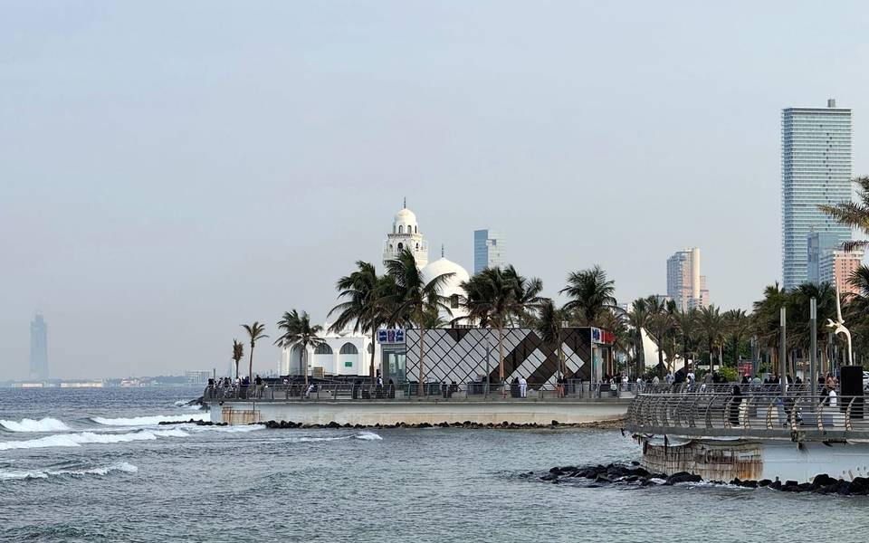 كورنيش جدة ومسجد أبيض بين النخيل على شاطئ البحر الأحمر