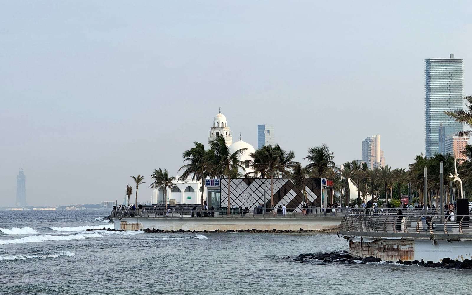 كورنيش جدة ومسجد أبيض بين النخيل على شاطئ البحر الأحمر