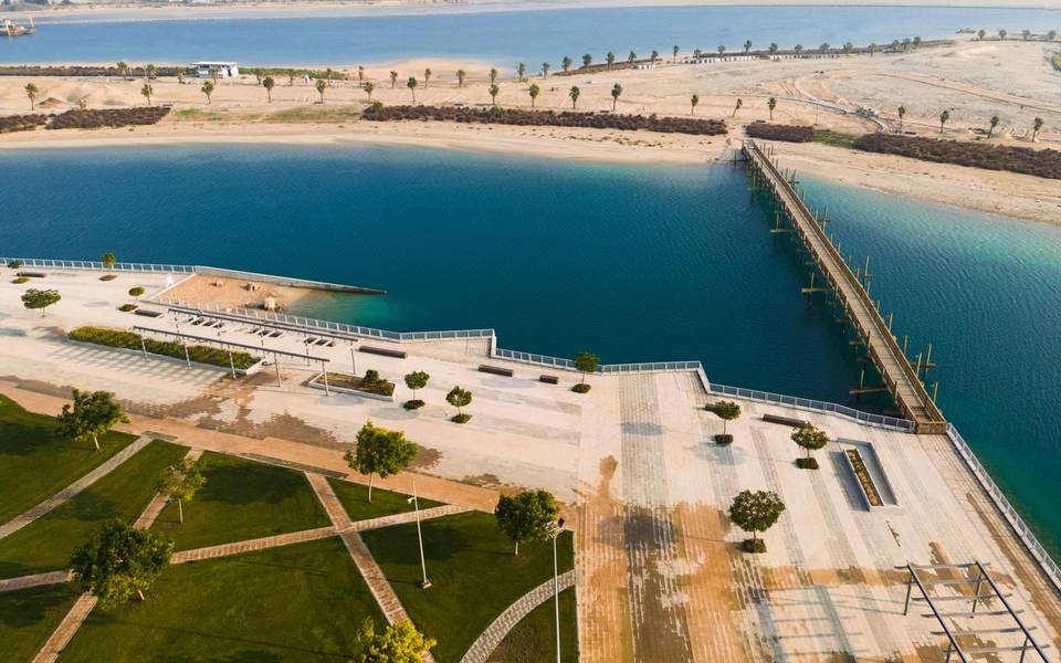 منظر جوي لواجهة الجبيل البحرية وممشاها والمساحات الخضراء