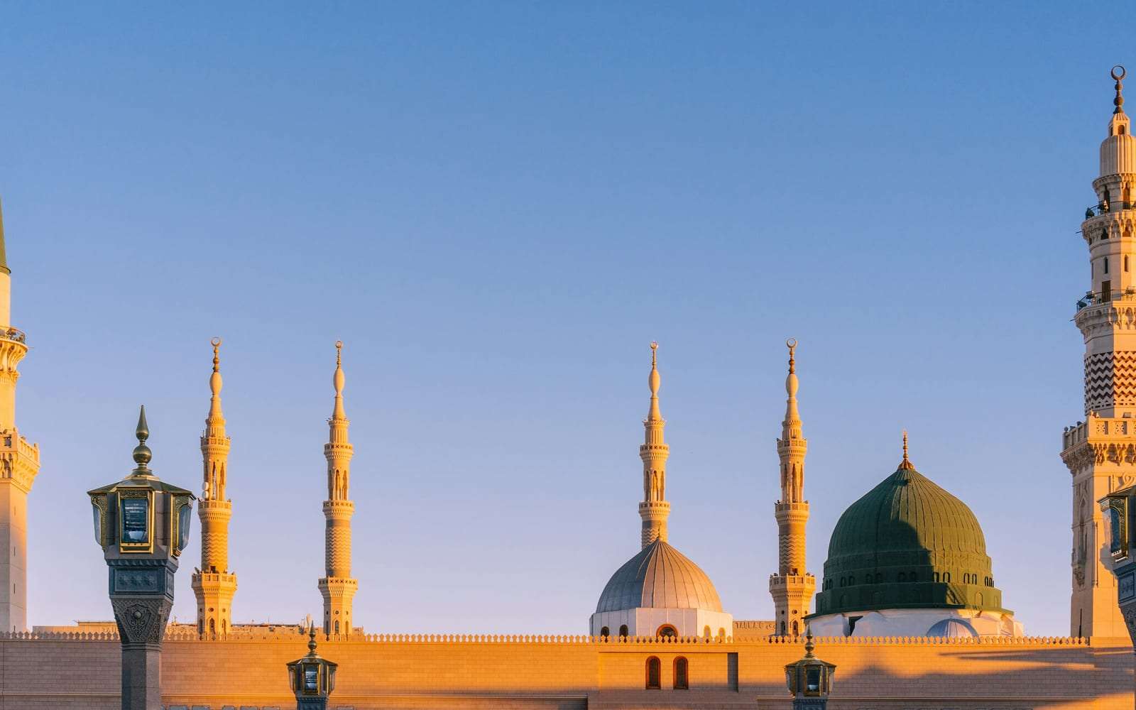 مآذن المسجد النبوي والقبة الخضراء في ضوء الغروب بالمدينة المنورة