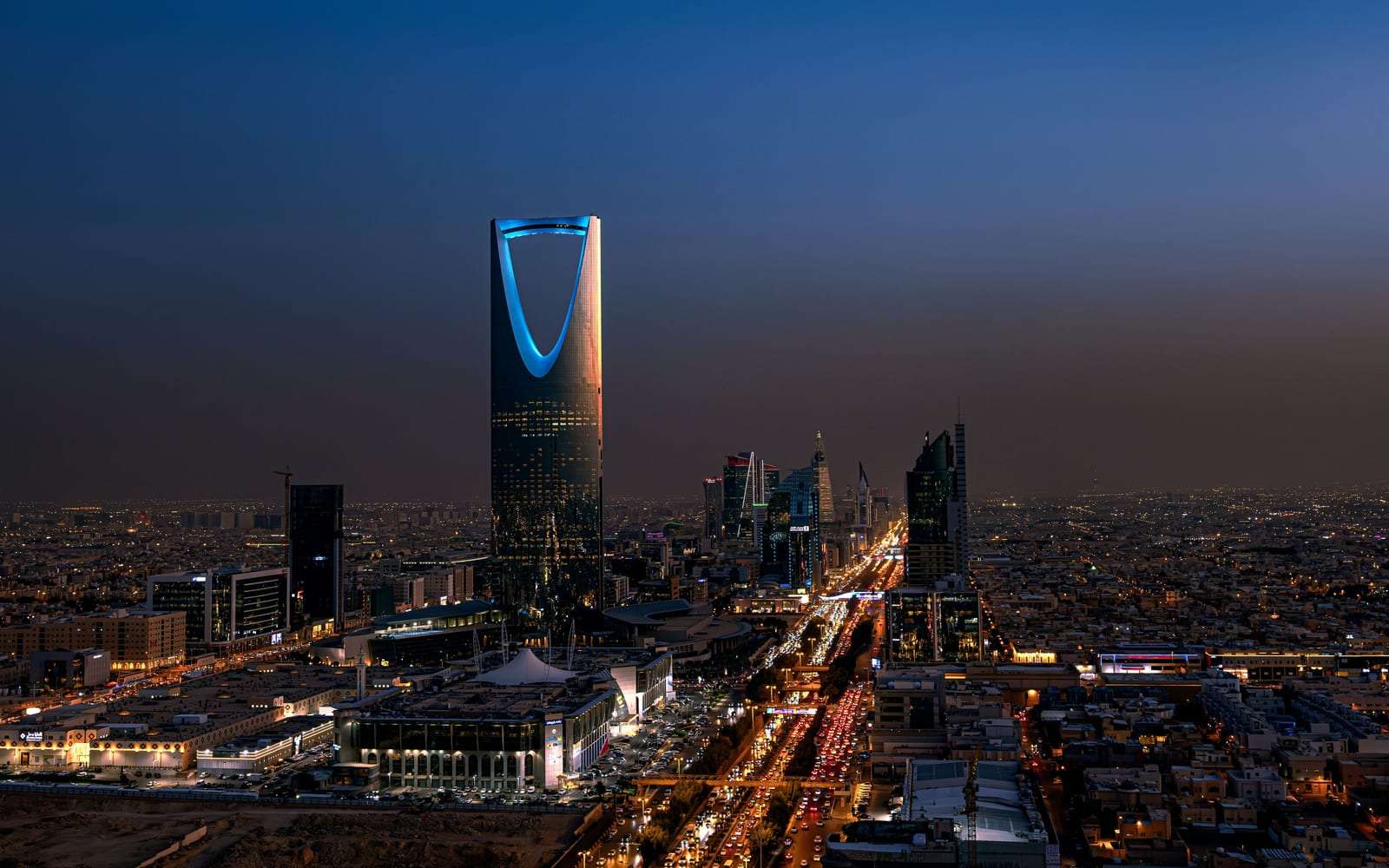 برج المملكة مضاءً وسط أضواء الرياض في المساء