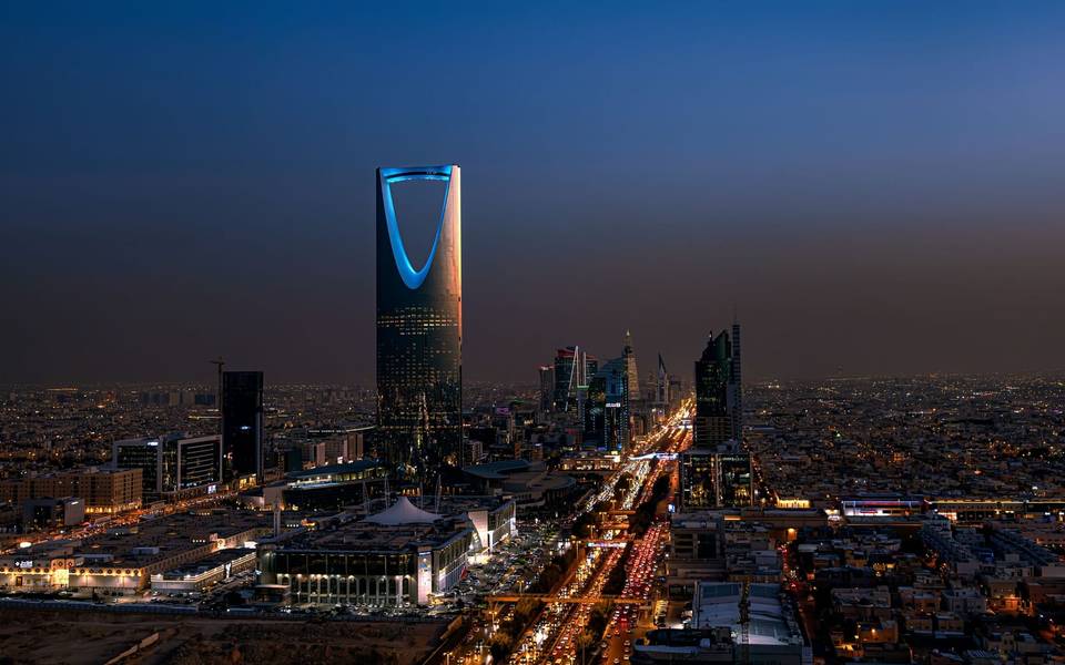 برج المملكة مضاءً وسط أضواء الرياض في المساء